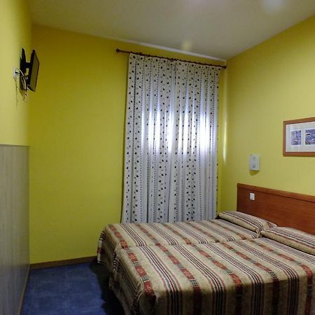 Hostal Los Claveles Torrejón de Ardoz Exterior foto