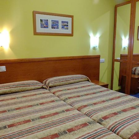 Hostal Los Claveles Torrejón de Ardoz Exterior foto
