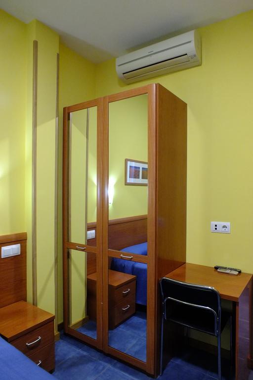 Hostal Los Claveles Torrejón de Ardoz Exterior foto